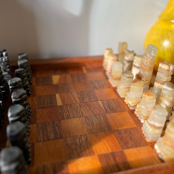 stunning vintage stone chess set and solid wood chess board - Picture 3 of 11